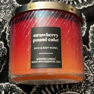 🍓 Bath and body body works strawberry pound cake candle